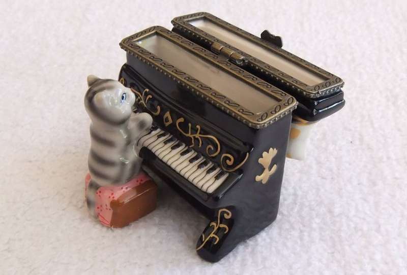 THE CUTEST LITTLE KITTY CAT THEMED PIANO FORM LIDDED TRINKET BOX IN IMMACULATE CONDITION !! LOVE IT