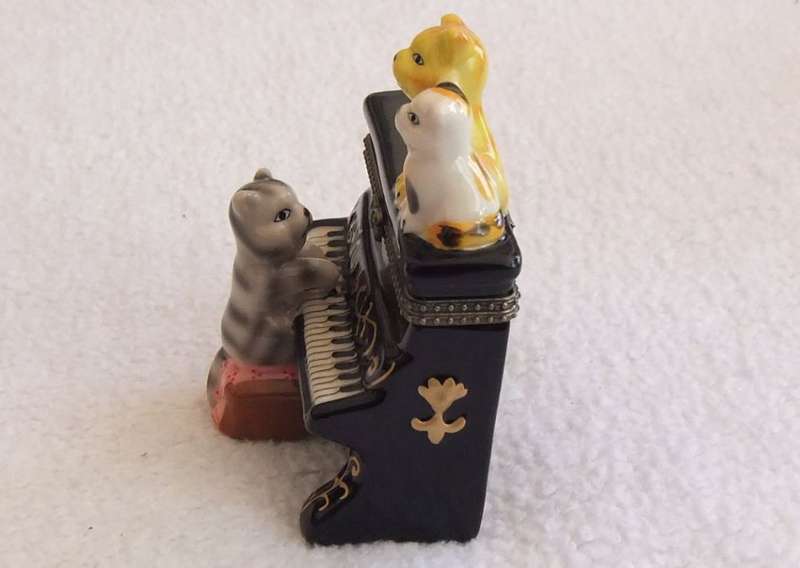 THE CUTEST LITTLE KITTY CAT THEMED PIANO FORM LIDDED TRINKET BOX IN IMMACULATE CONDITION !! LOVE IT