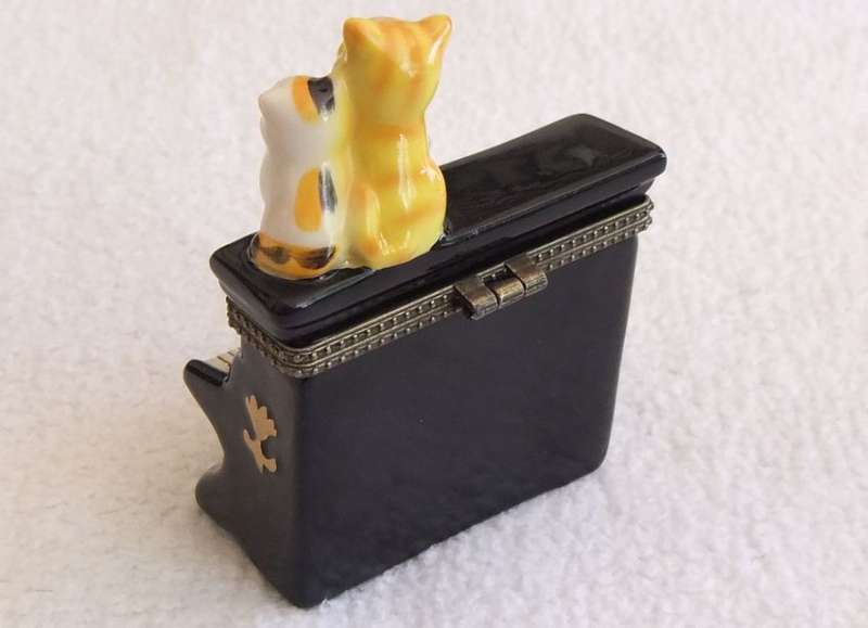 THE CUTEST LITTLE KITTY CAT THEMED PIANO FORM LIDDED TRINKET BOX IN IMMACULATE CONDITION !! LOVE IT