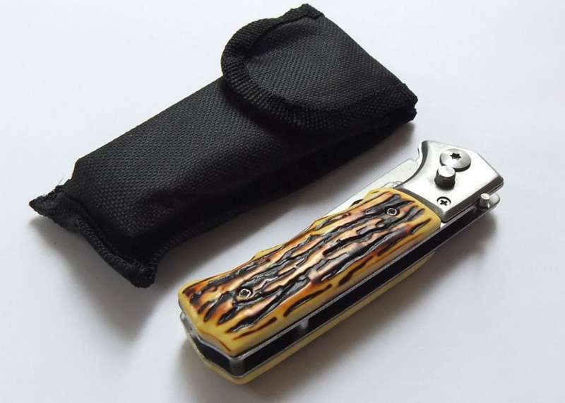 GREAT LOOK !! A BRAND NEW SHARP FLICK KNIFE WITH FAUX ANTLER HANDLE !! FREE COMBINING !!