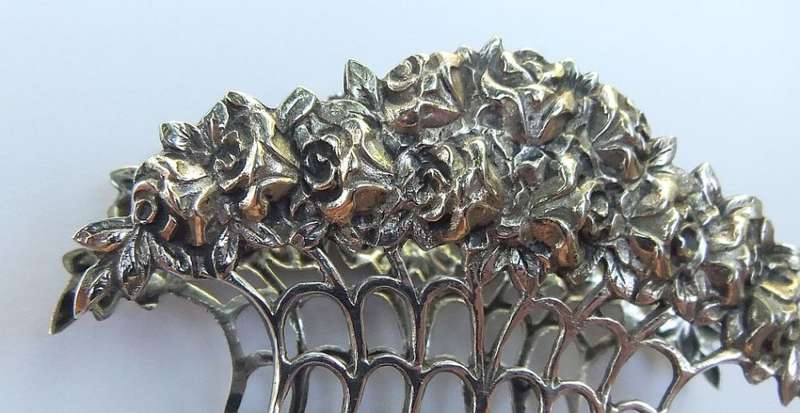 RARE FIND !! AN OLD SOLID 80% SILVER SERVIETTE OR LETTER HOLDER WITH INTRICATE ROSE DETAIL !!