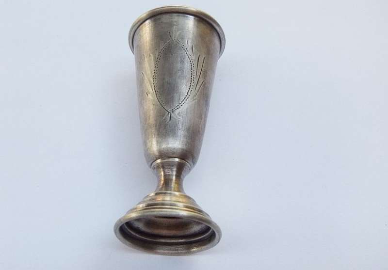 RARE FIND !! AN ANTIQUE 80% SOLID SILVER KIDDUSH CUP TYPE VESSEL HALLMARKED FOR WARSAW POLAND !! WOW