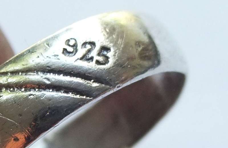 A UNIQUE VINTAGE SOLID STERLING SILVER RING WITH A "CLAWED" CABOCHON CARNELIAN STONE !! WOW !!