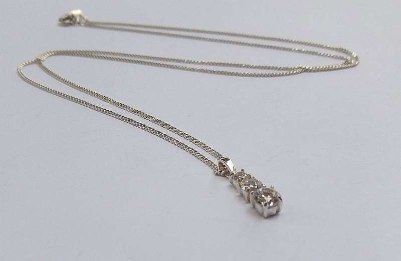 A LOVELY THREE FACETED STONE STERLING SILVER PENDANT WITH A QUALITY DAINTY STERLING SILVER NECKLACE