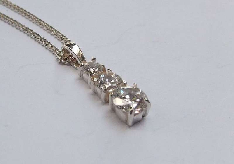A LOVELY THREE FACETED STONE STERLING SILVER PENDANT WITH A QUALITY DAINTY STERLING SILVER NECKLACE