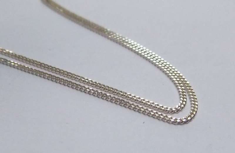 A LOVELY THREE FACETED STONE STERLING SILVER PENDANT WITH A QUALITY DAINTY STERLING SILVER NECKLACE