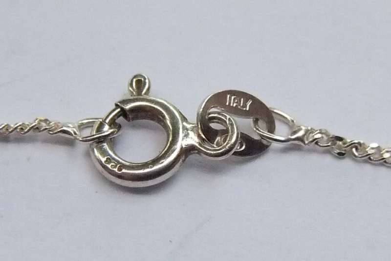 A LOVELY THREE FACETED STONE STERLING SILVER PENDANT WITH A QUALITY DAINTY STERLING SILVER NECKLACE