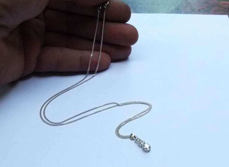 A LOVELY THREE FACETED STONE STERLING SILVER PENDANT WITH A QUALITY DAINTY STERLING SILVER NECKLACE