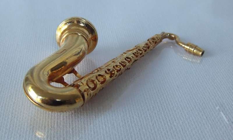 SWEET !! A HIGHLY DETAILED VINTAGE BRASS METAL MODEL OF A SAXOPHONE WITH A COOL METAL CAT HOLDER !!