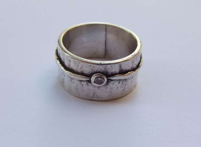 WOW !! A STUNNING SOLID STERLING SILVER ARTISAN MADE RING WITH UNIQUE PATTERN AND A FAETED STONE !!