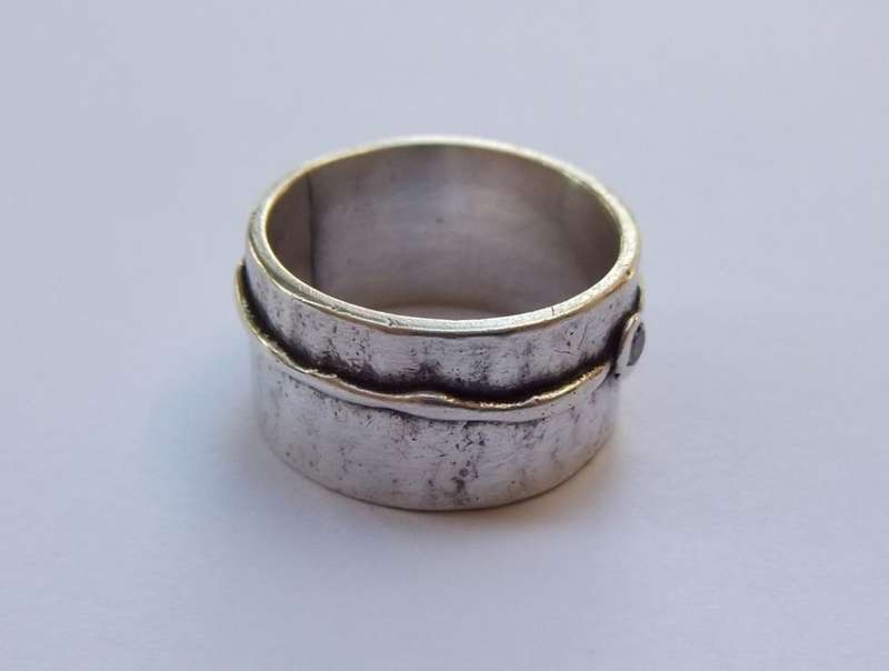 WOW !! A STUNNING SOLID STERLING SILVER ARTISAN MADE RING WITH UNIQUE PATTERN AND A FAETED STONE !!