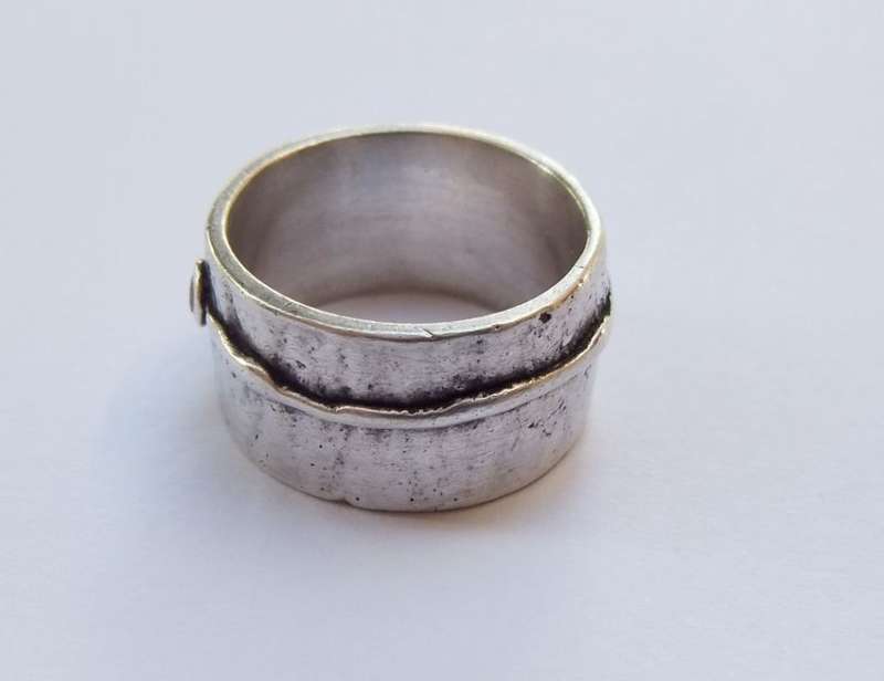 WOW !! A STUNNING SOLID STERLING SILVER ARTISAN MADE RING WITH UNIQUE PATTERN AND A FAETED STONE !!