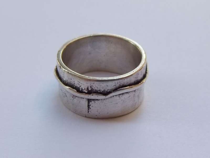 WOW !! A STUNNING SOLID STERLING SILVER ARTISAN MADE RING WITH UNIQUE PATTERN AND A FAETED STONE !!