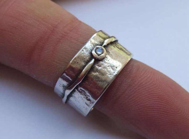 WOW !! A STUNNING SOLID STERLING SILVER ARTISAN MADE RING WITH UNIQUE PATTERN AND A FAETED STONE !!