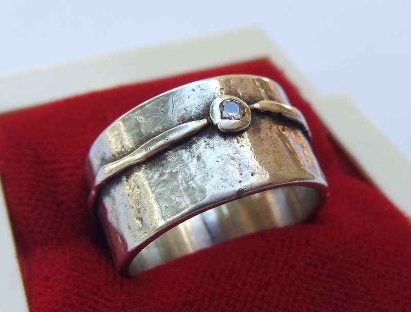 WOW !! A STUNNING SOLID STERLING SILVER ARTISAN MADE RING WITH UNIQUE PATTERN AND A FAETED STONE !!