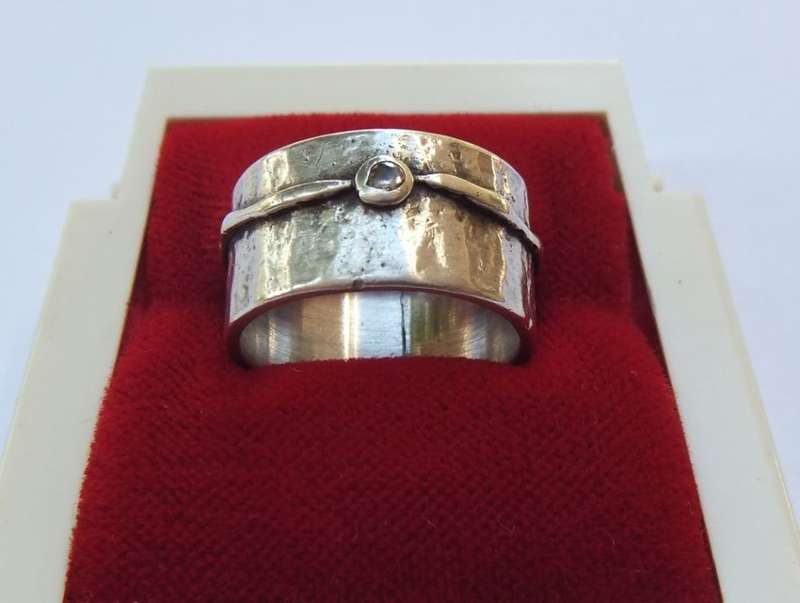 WOW !! A STUNNING SOLID STERLING SILVER ARTISAN MADE RING WITH UNIQUE PATTERN AND A FAETED STONE !!