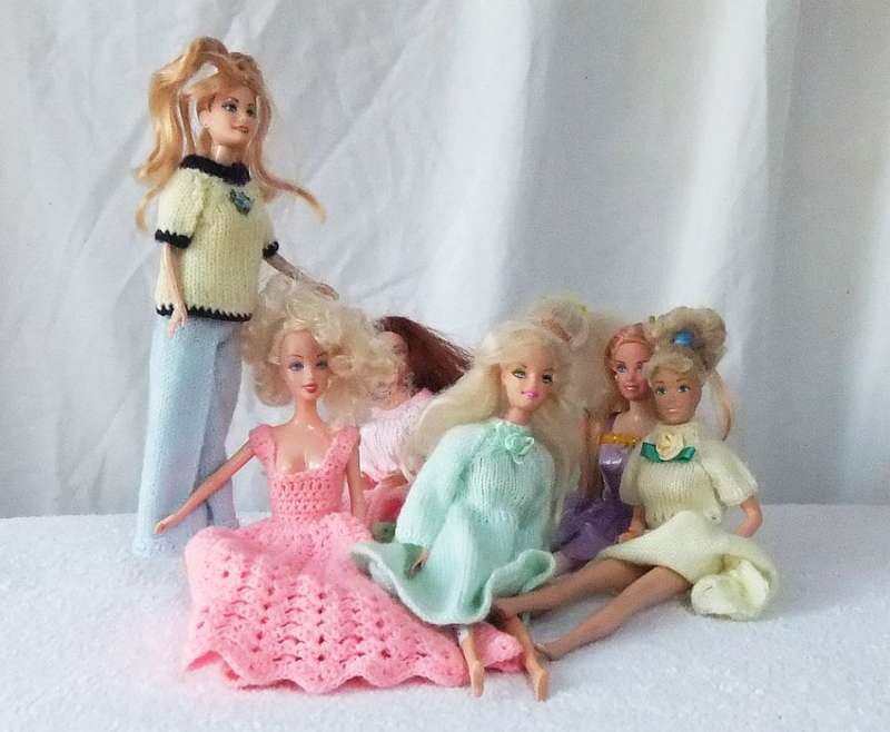 A JOBLOT OF SEVEN GOOD QUALITY BARBIE STYLE DOLLS TO ACCENTUATE YOUR COLLECTION !! FREE COMBINING !!