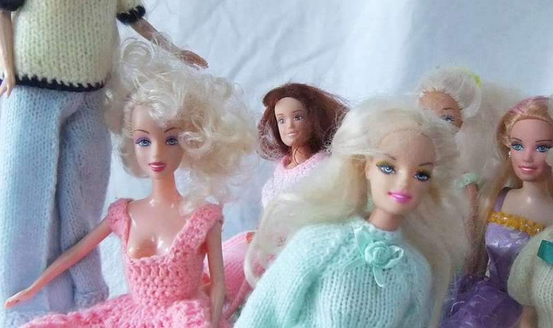 A JOBLOT OF SEVEN GOOD QUALITY BARBIE STYLE DOLLS TO ACCENTUATE YOUR COLLECTION !! FREE COMBINING !!