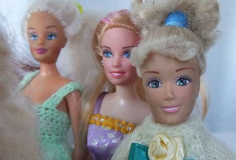 A JOBLOT OF SEVEN GOOD QUALITY BARBIE STYLE DOLLS TO ACCENTUATE YOUR COLLECTION !! FREE COMBINING !!