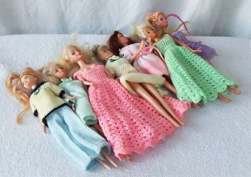 A JOBLOT OF SEVEN GOOD QUALITY BARBIE STYLE DOLLS TO ACCENTUATE YOUR COLLECTION !! FREE COMBINING !!