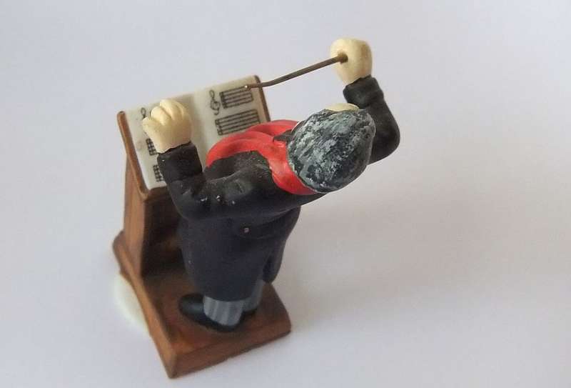 RARE VINTAGE H.V SERIES DEPARTMENT56 DESIGN HAND PAINTED PORCELAIN CONDUCTOR FIGURE MADE IN TAIWAN