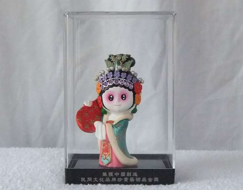 AN ABSOLUTELY BEAUTIFUL HIGH QUALITY VINTAGE CERAMIC CHINESE GEISHA DOLL IN HER DISPLAY CASE !! WOW