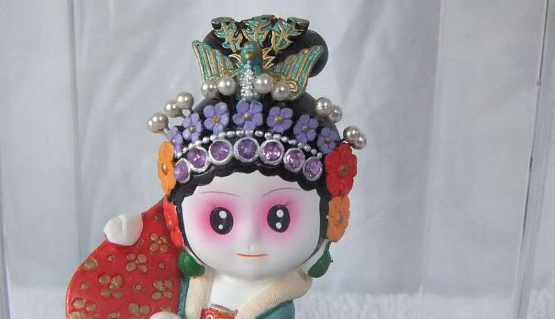 AN ABSOLUTELY BEAUTIFUL HIGH QUALITY VINTAGE CERAMIC CHINESE GEISHA DOLL IN HER DISPLAY CASE !! WOW