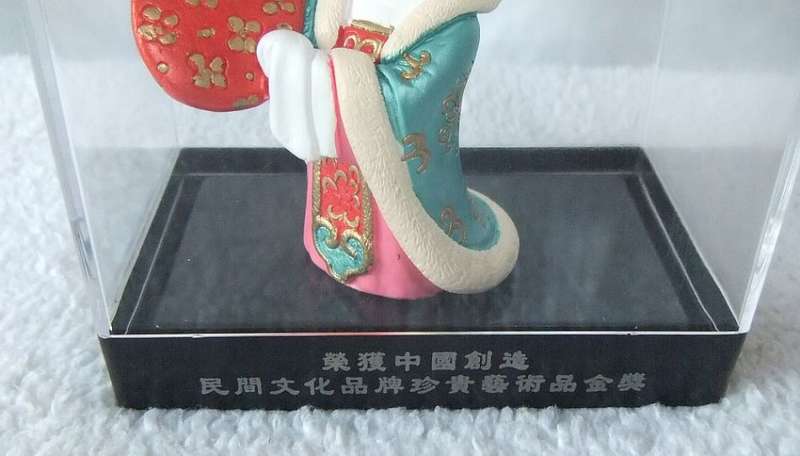 AN ABSOLUTELY BEAUTIFUL HIGH QUALITY VINTAGE CERAMIC CHINESE GEISHA DOLL IN HER DISPLAY CASE !! WOW
