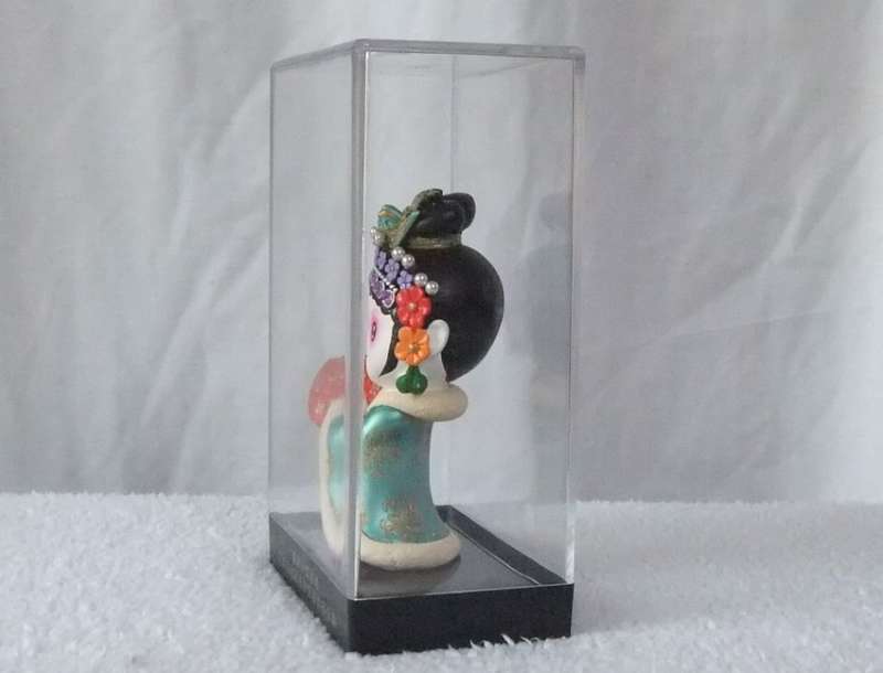 AN ABSOLUTELY BEAUTIFUL HIGH QUALITY VINTAGE CERAMIC CHINESE GEISHA DOLL IN HER DISPLAY CASE !! WOW
