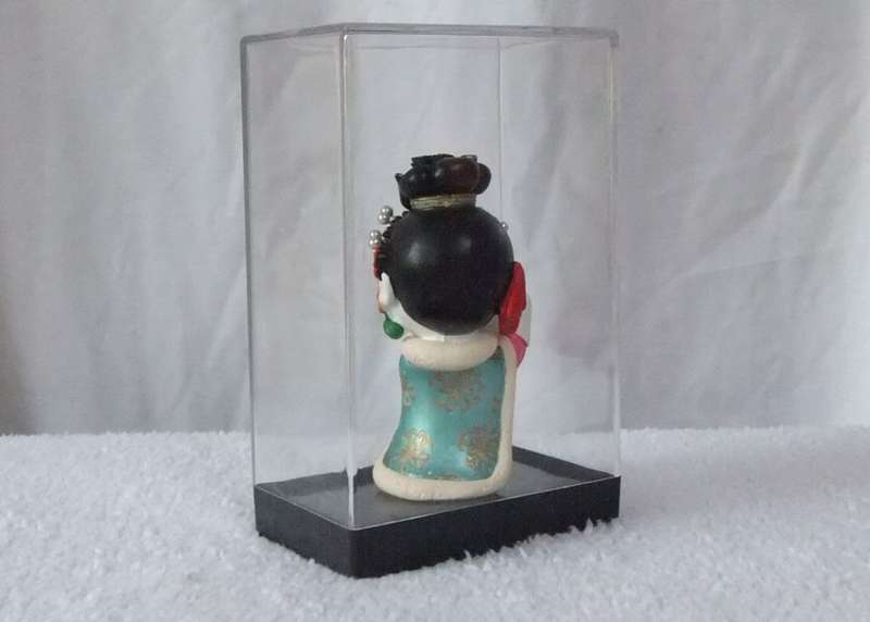 AN ABSOLUTELY BEAUTIFUL HIGH QUALITY VINTAGE CERAMIC CHINESE GEISHA DOLL IN HER DISPLAY CASE !! WOW