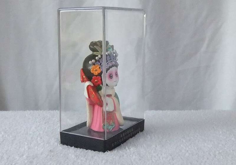 AN ABSOLUTELY BEAUTIFUL HIGH QUALITY VINTAGE CERAMIC CHINESE GEISHA DOLL IN HER DISPLAY CASE !! WOW