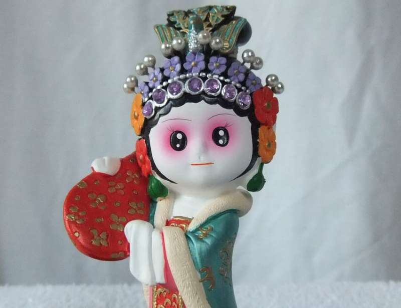 AN ABSOLUTELY BEAUTIFUL HIGH QUALITY VINTAGE CERAMIC CHINESE GEISHA DOLL IN HER DISPLAY CASE !! WOW