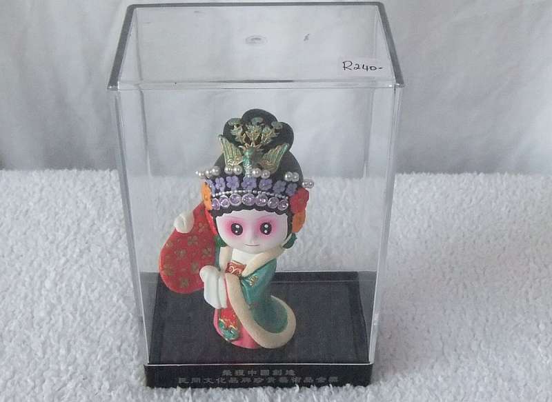 AN ABSOLUTELY BEAUTIFUL HIGH QUALITY VINTAGE CERAMIC CHINESE GEISHA DOLL IN HER DISPLAY CASE !! WOW