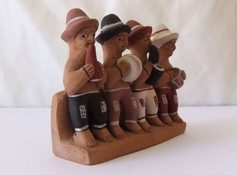 FOLK ART !! A CHARMING VINTAGE HAND PAINTED POTTERY GROUP OF MUSICIANS ORNAMENT !! FROM URUGUAY !!