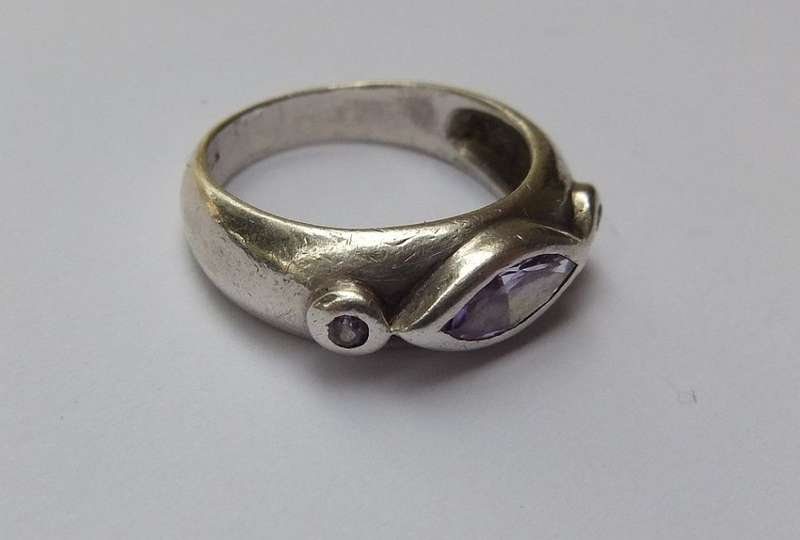 WOW !! A BEAUTIFUL SOLID STERLING SILVER RING SET WITH A FACETED PURPLE STONE AND TWO TINY STONES !!