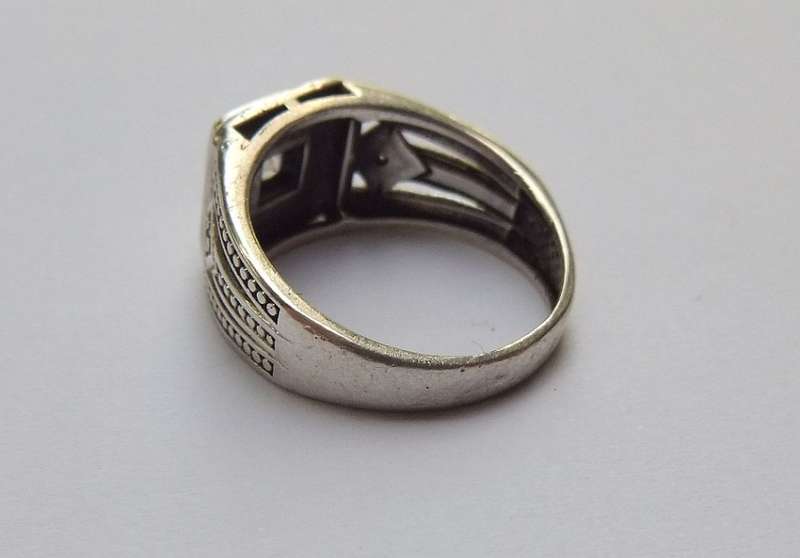 WOW !! A TOP QUALITY BEAUTIFULLY DESIGNED SOLID STERLING SILVER RING SET WITH FACETED STONES !!