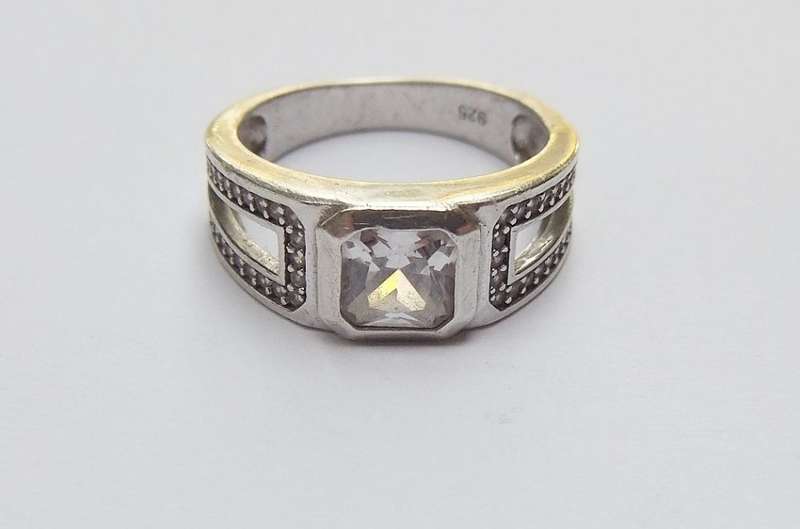 A STUNNING SOLID STERLING SILVER RING SET WITH OVER 40 FACETED CUBIC ZIRCONIAS !! GREAT CONDITION !!