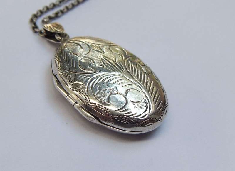 A LONG 69 CM VINTAGE STERLING SILVER NECKLACE WITH A MEDIUM SIZED STERLING SILVER LOCKET PENDANT !!