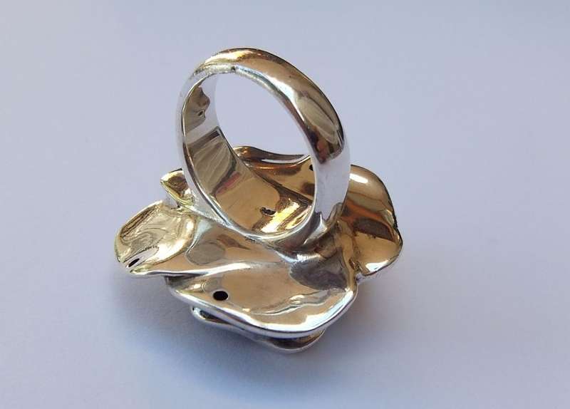 A STERLING SILVER LARGE ROSE FORM RING - STAMPED AND TESTED