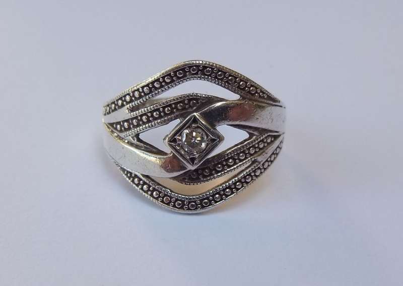 A SOLID STERLING SILVER RING SET WITH A FACETED CZ STONE - FULLY TESTED