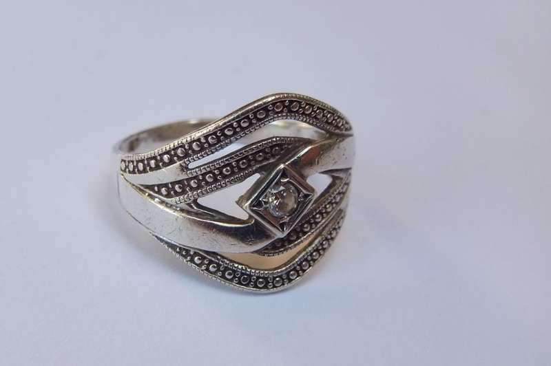 A SOLID STERLING SILVER RING SET WITH A FACETED CZ STONE - FULLY TESTED