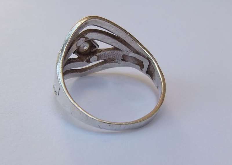 A SOLID STERLING SILVER RING SET WITH A FACETED CZ STONE - FULLY TESTED
