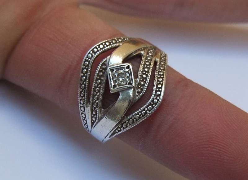 A SOLID STERLING SILVER RING SET WITH A FACETED CZ STONE - FULLY TESTED