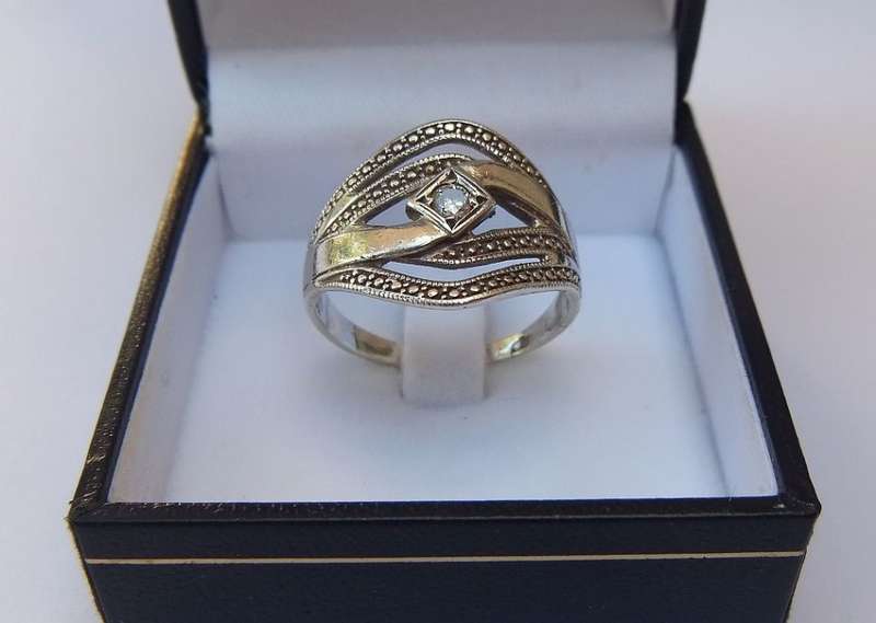 A SOLID STERLING SILVER RING SET WITH A FACETED CZ STONE - FULLY TESTED