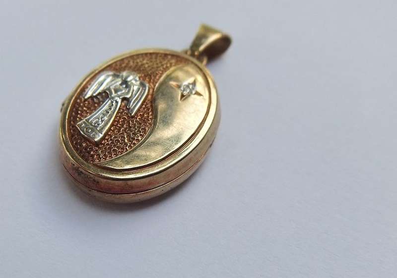 A VINTAGE 9CT GOLD "GUARDIAN ANGEL" LOCKET - STAMPED AND TESTED