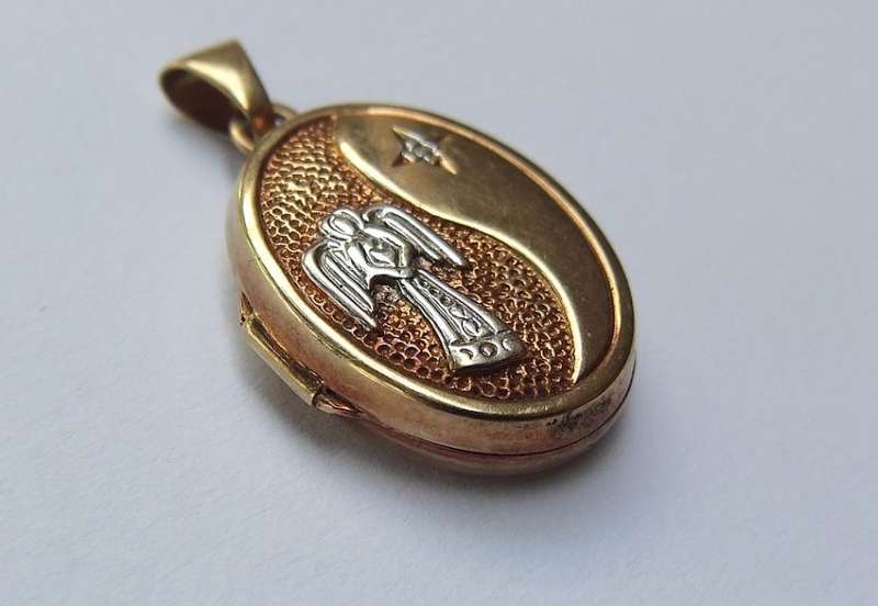 A VINTAGE 9CT GOLD "GUARDIAN ANGEL" LOCKET - STAMPED AND TESTED