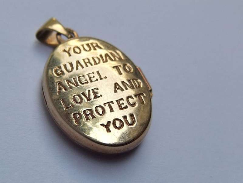 A VINTAGE 9CT GOLD "GUARDIAN ANGEL" LOCKET - STAMPED AND TESTED