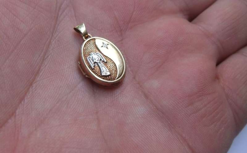 A VINTAGE 9CT GOLD "GUARDIAN ANGEL" LOCKET - STAMPED AND TESTED