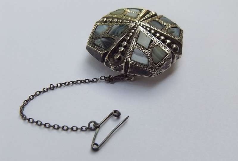 A SUPER RARE ANTIQUE VICTORIAN SCOTTISH SILVER AND AGATE BROOCH WITH SAFETY CHAIN