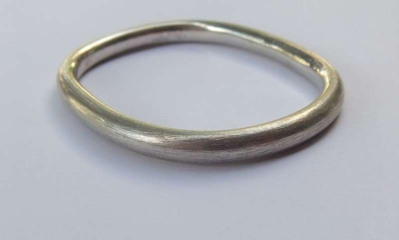 A HIGH QUALITY VINTAGE ITALIAN DESIGNER 800 SILVER TUBULAR RECTANGULAR BANGLE - STAMPED AND TESTED